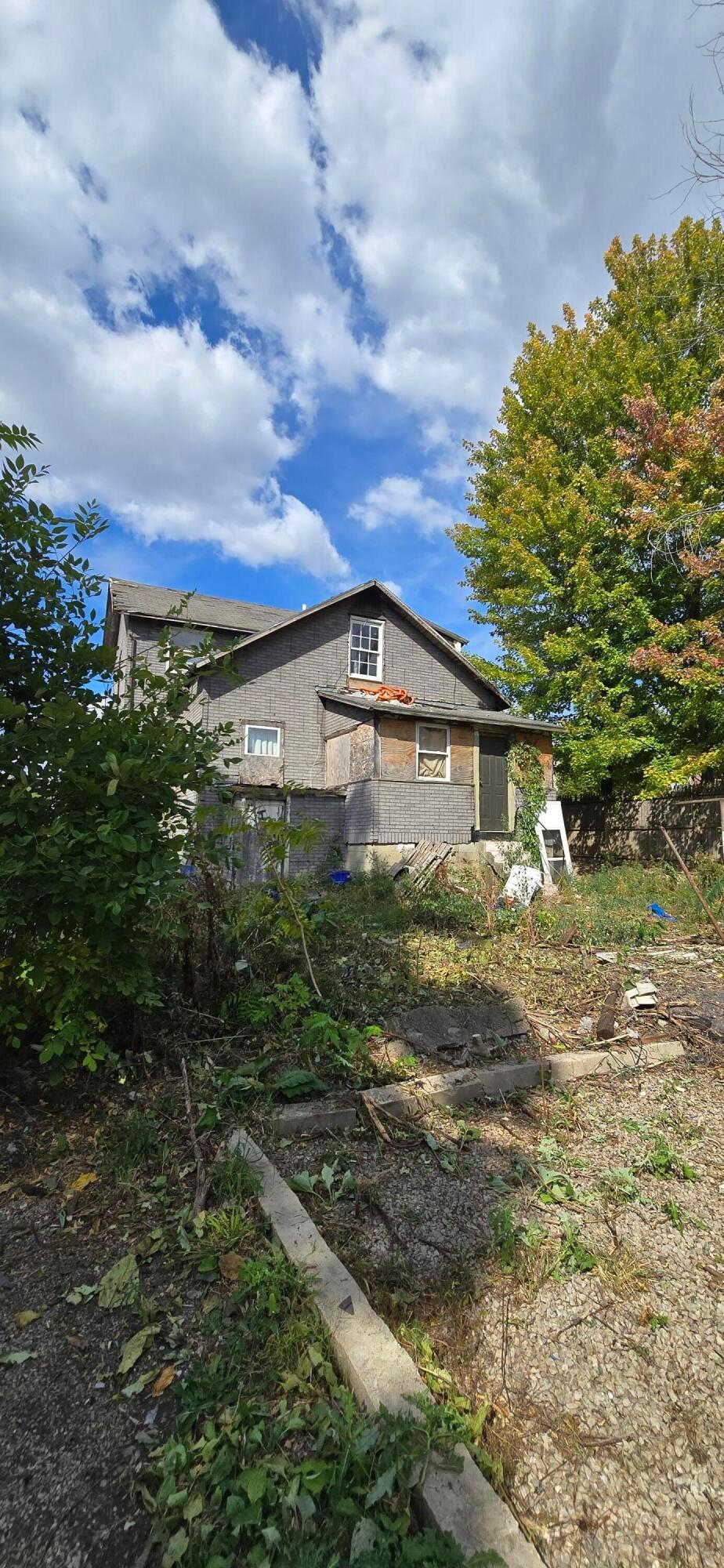 325 Holmes Place Property Photo 1
