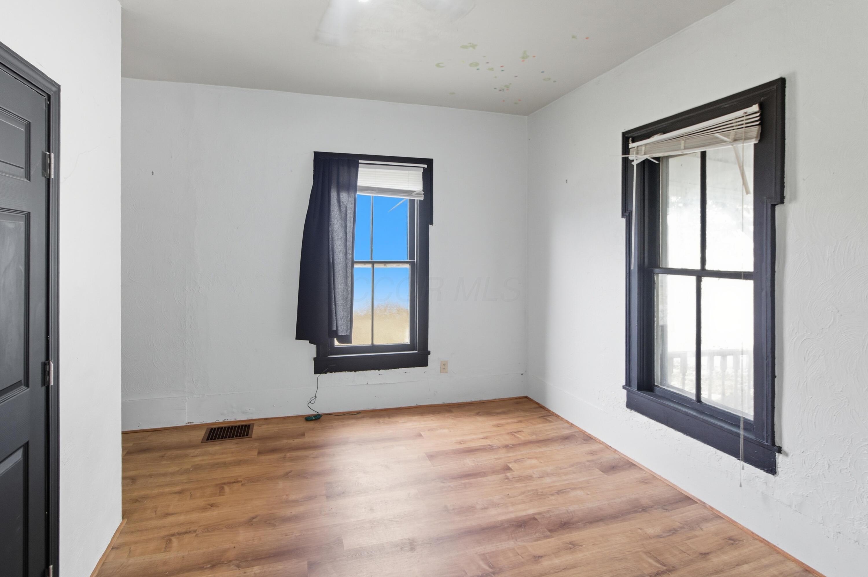 101 W 2nd Street Property Photo 12