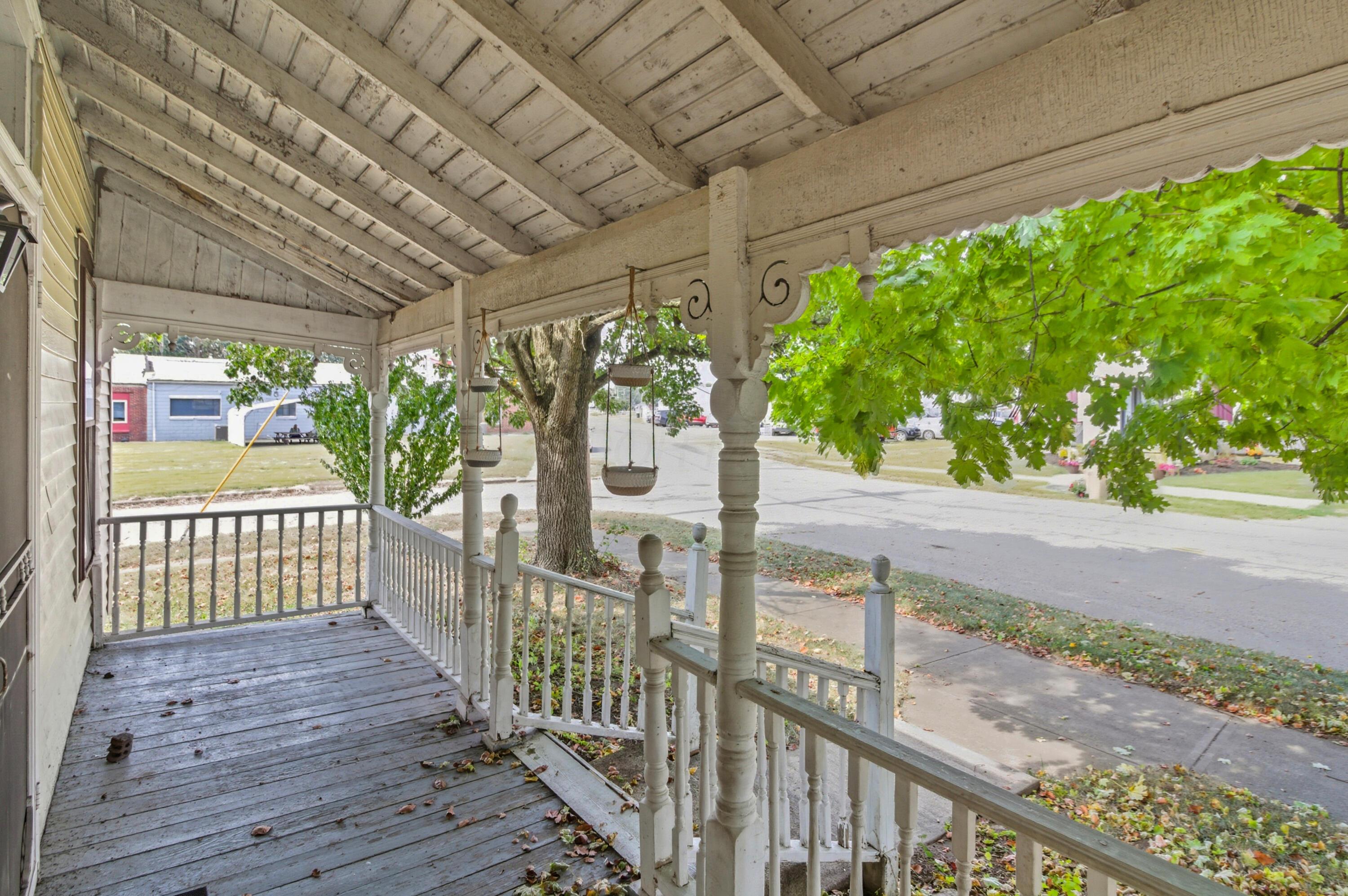 101 W 2nd Street Property Photo 32