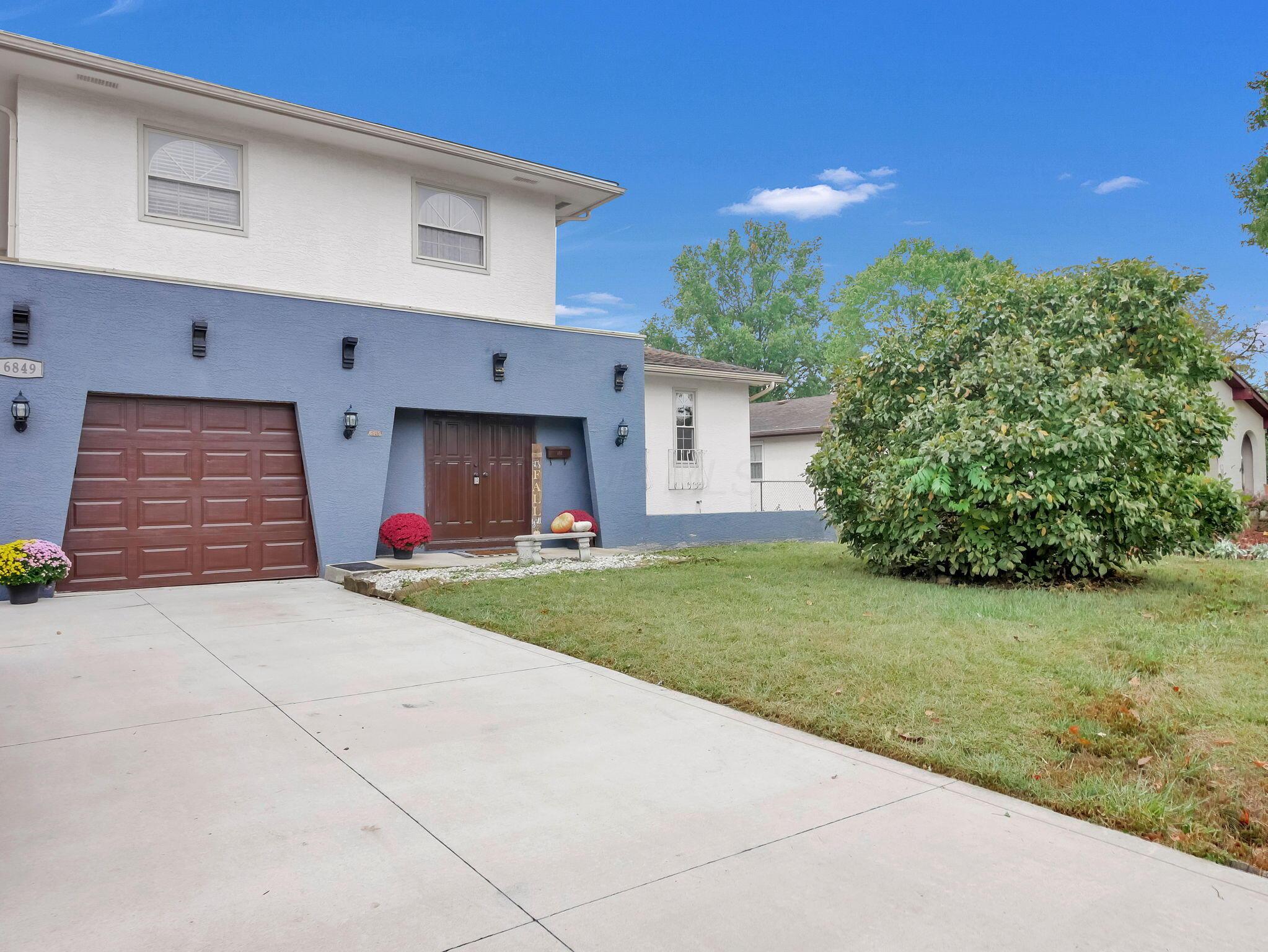 6849 Roundelay Road N Property Photo 1