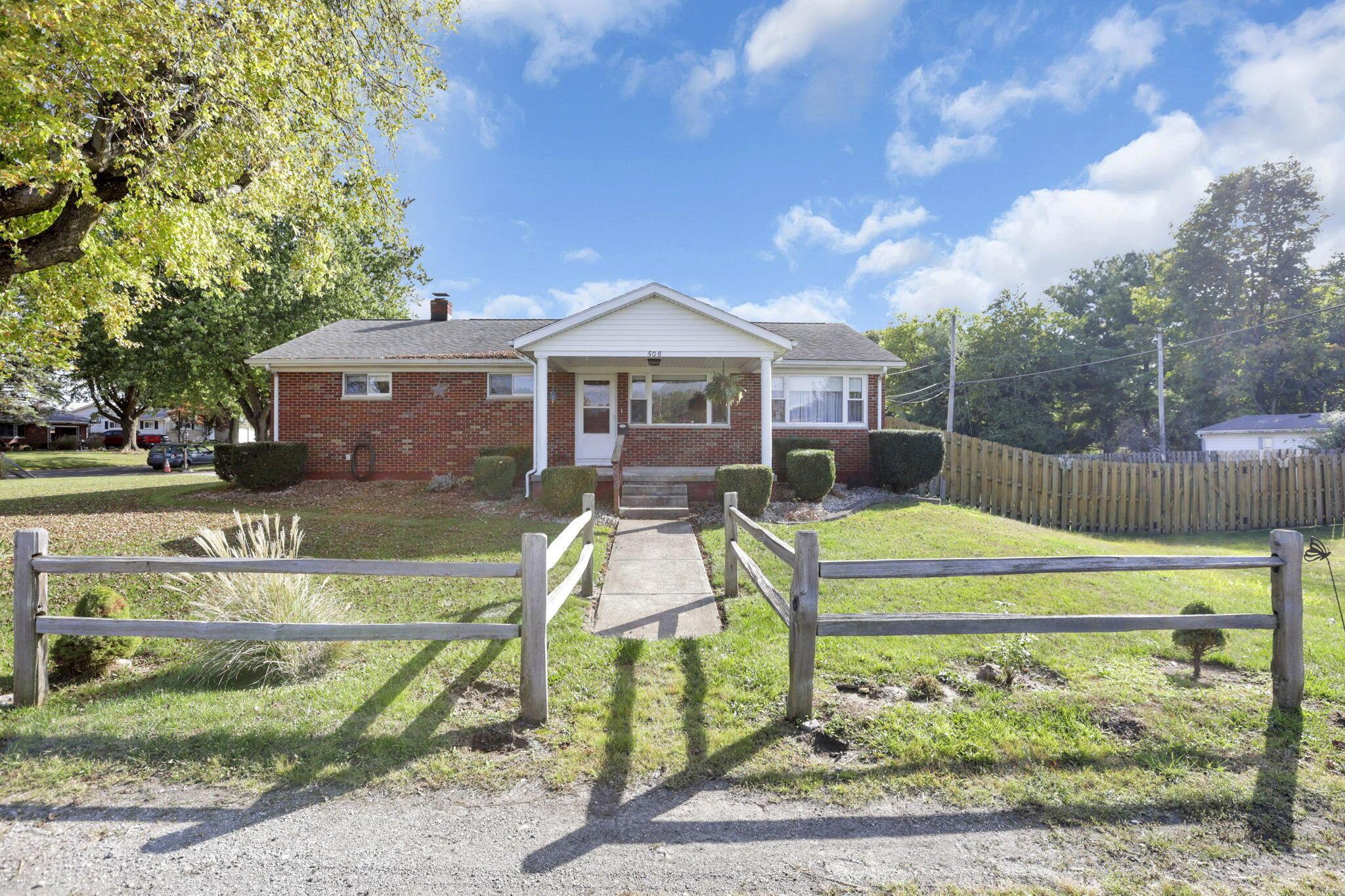 508 E Lake Avenue Property Photo 2