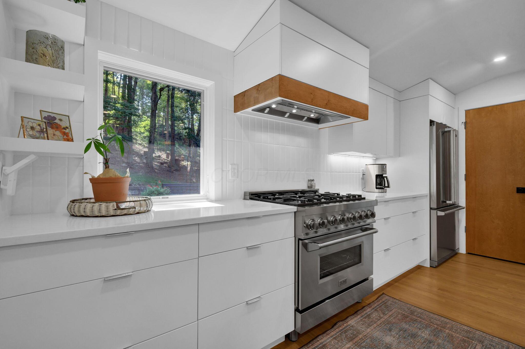 105 Mount Parnassus Drive E Property Photo 9