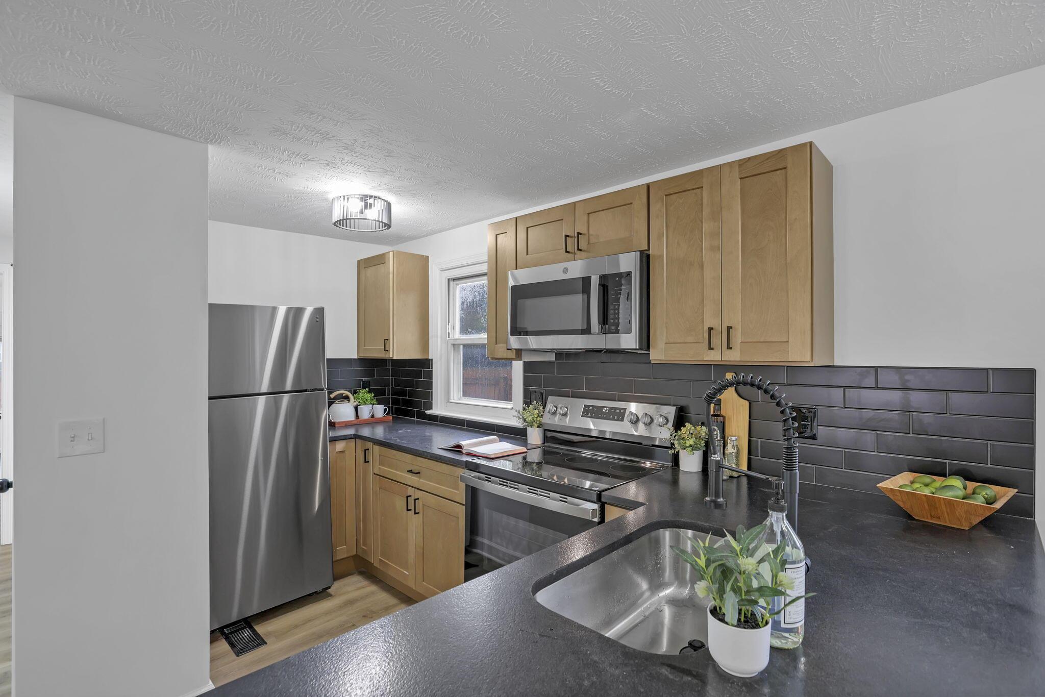 430 S James Road Property Photo 6