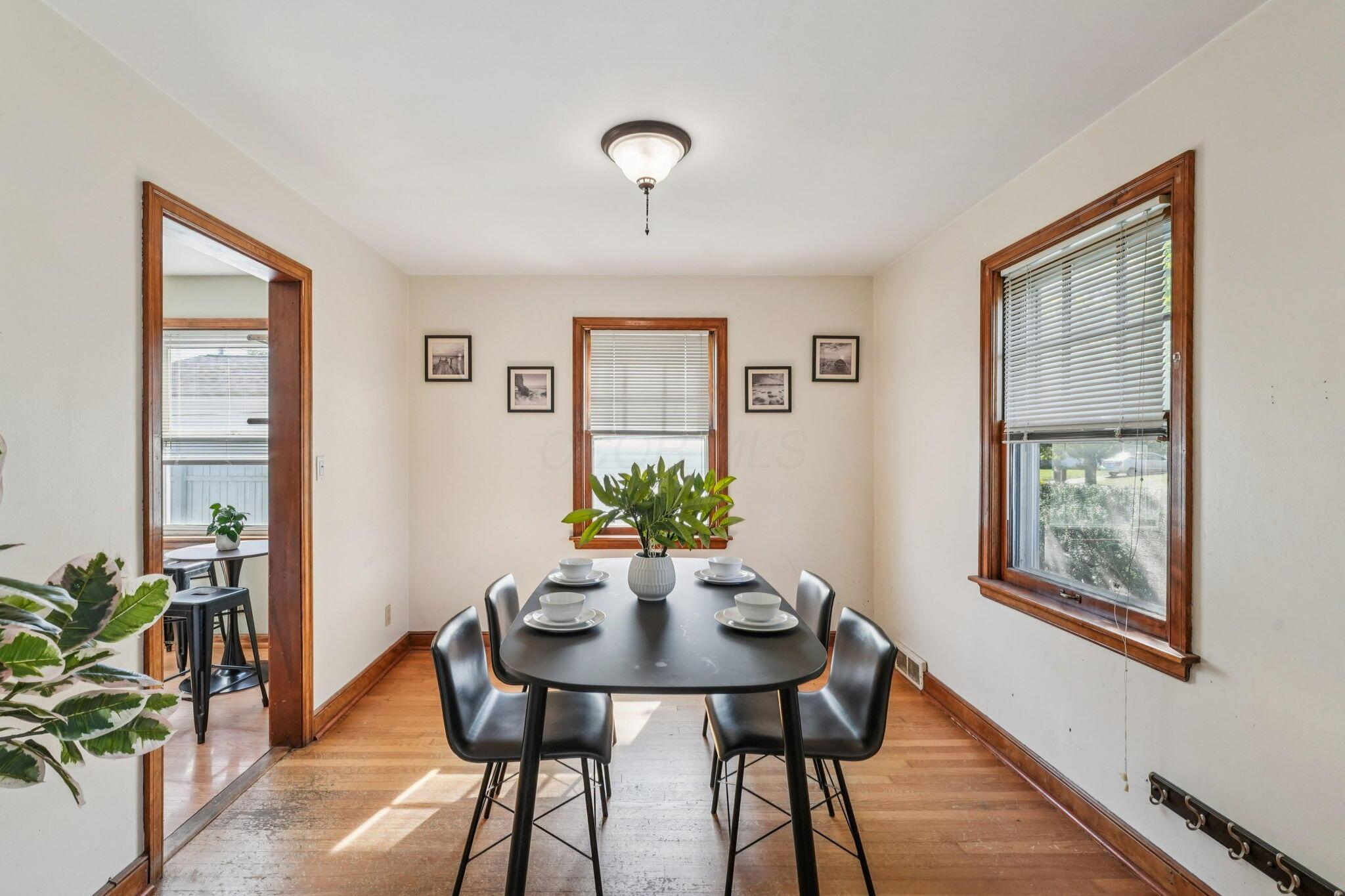 328 S Southampton Avenue Property Photo 9