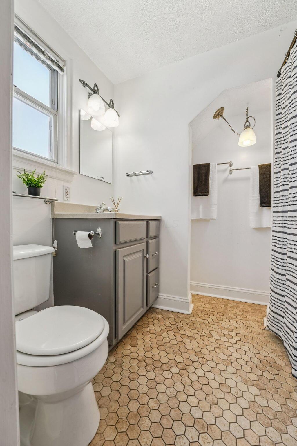 328 S Southampton Avenue Property Photo 16