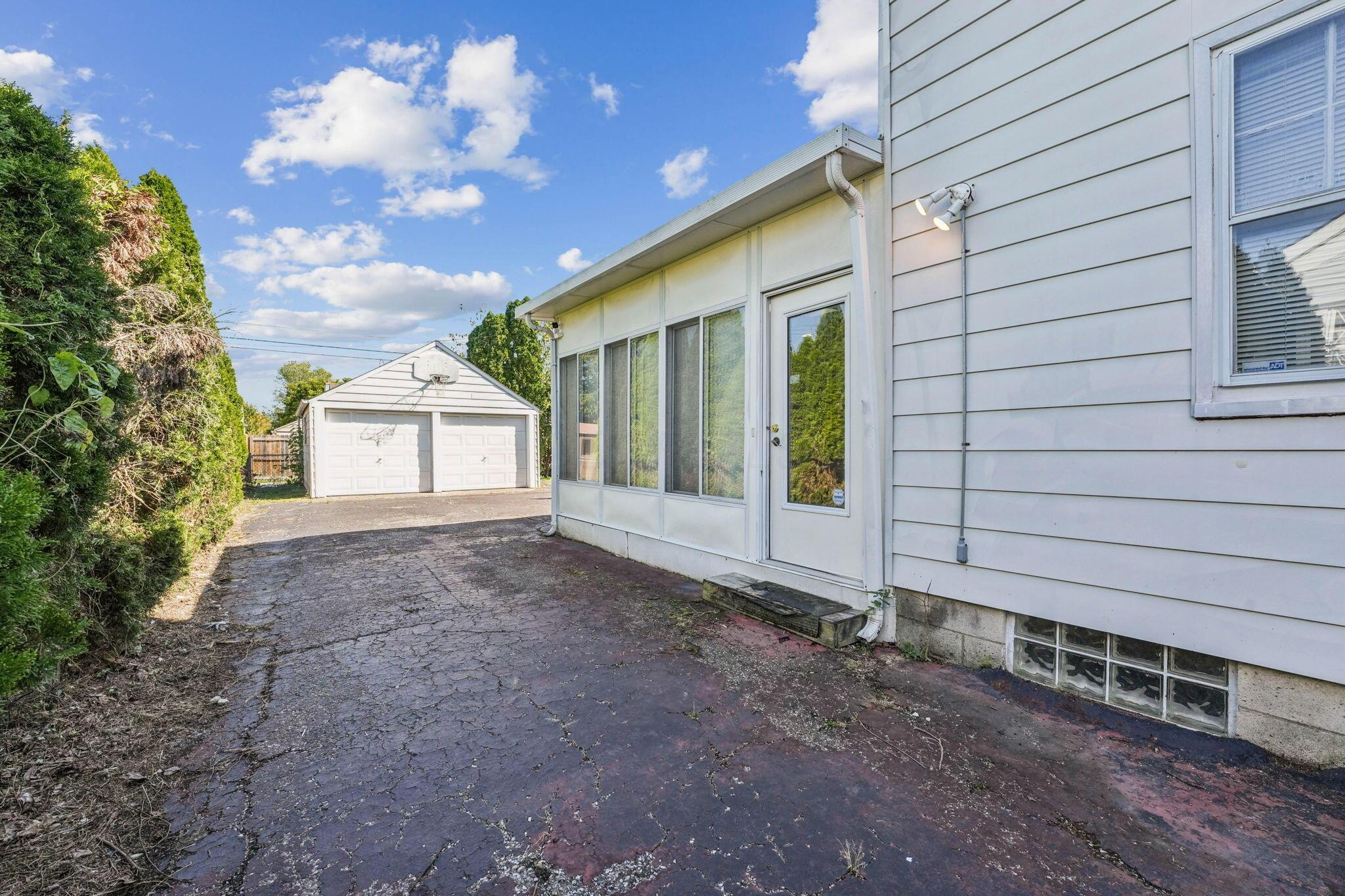 328 S Southampton Avenue Property Photo 24