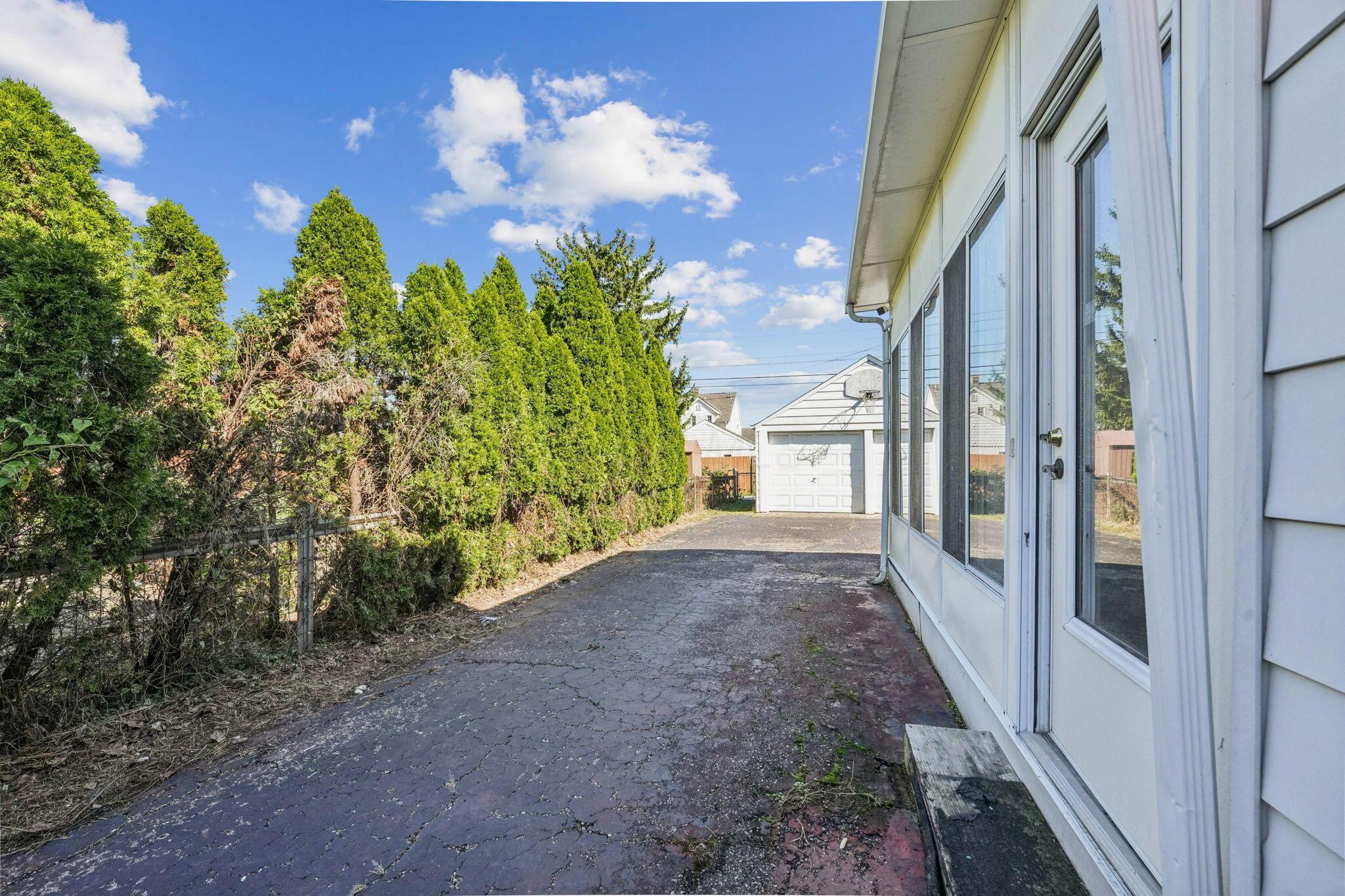 328 S Southampton Avenue Property Photo 31