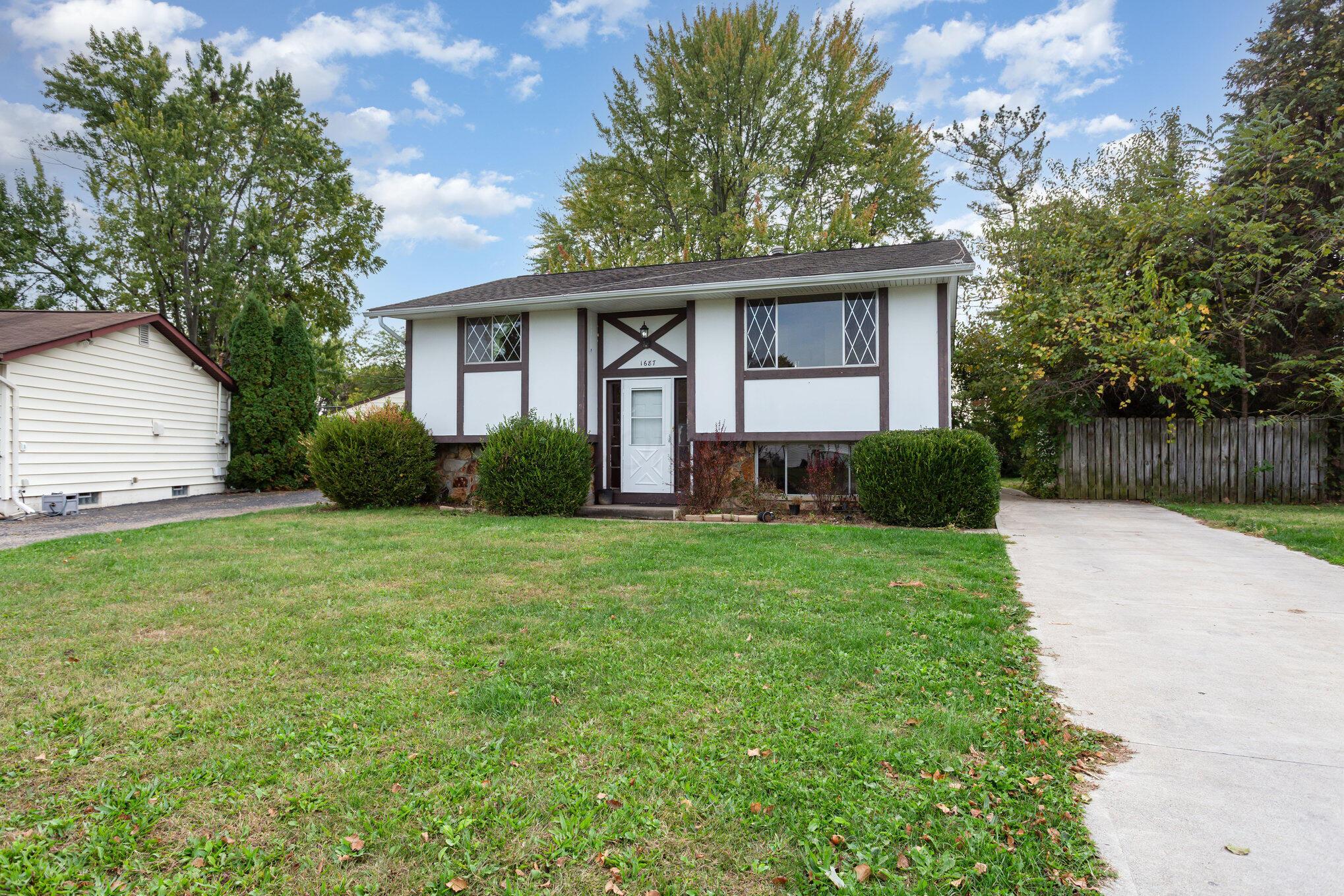 1687 Brookfield Square S Property Photo 2