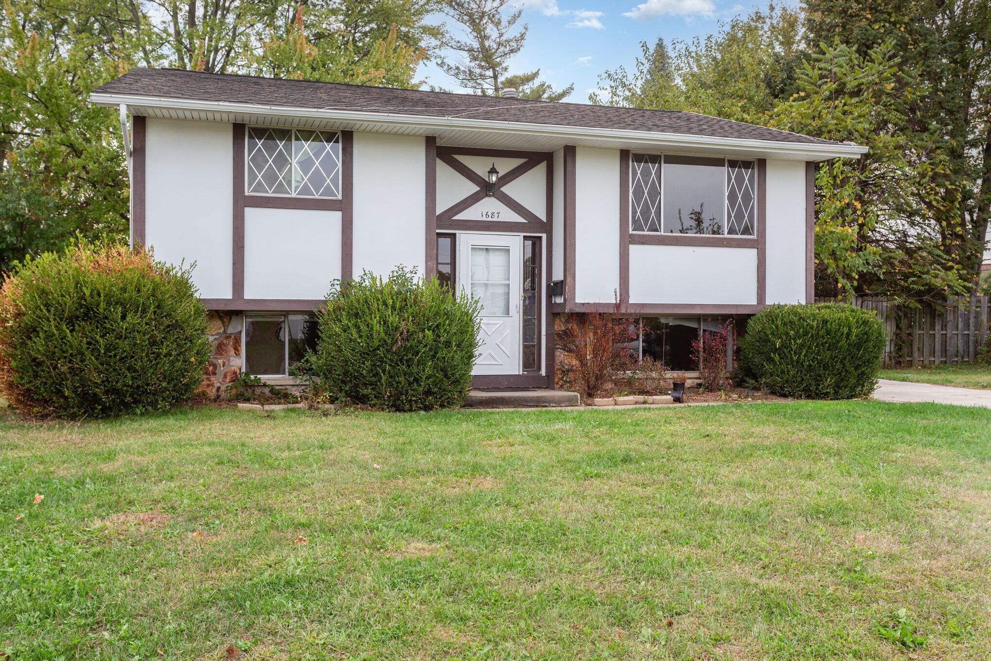 1687 Brookfield Square S Property Photo 3