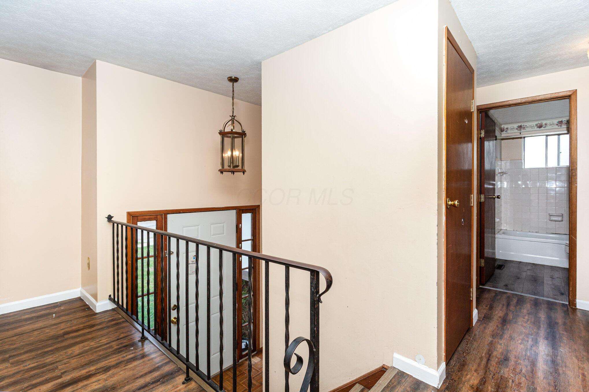 1687 Brookfield Square S Property Photo 5