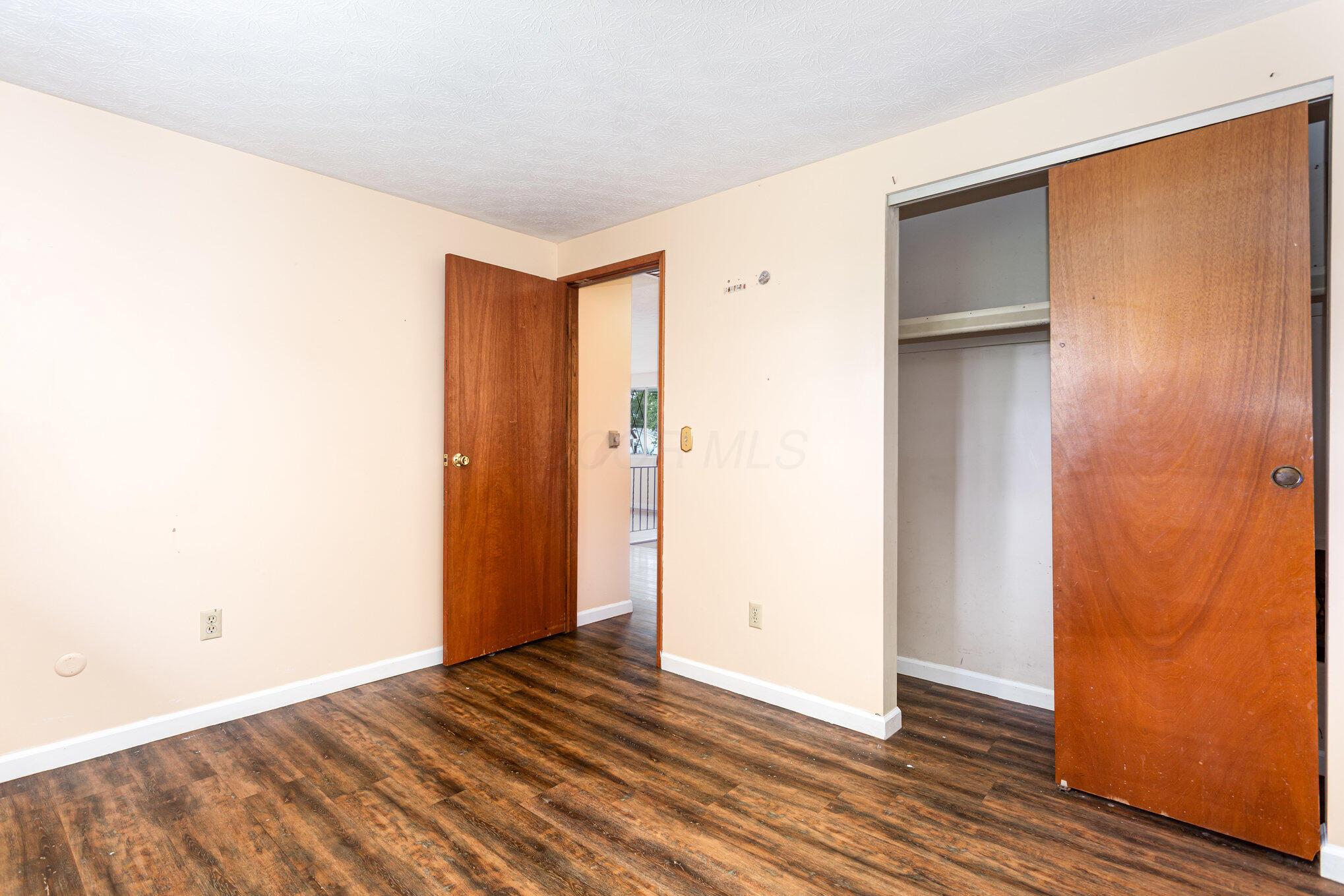 1687 Brookfield Square S Property Photo 13