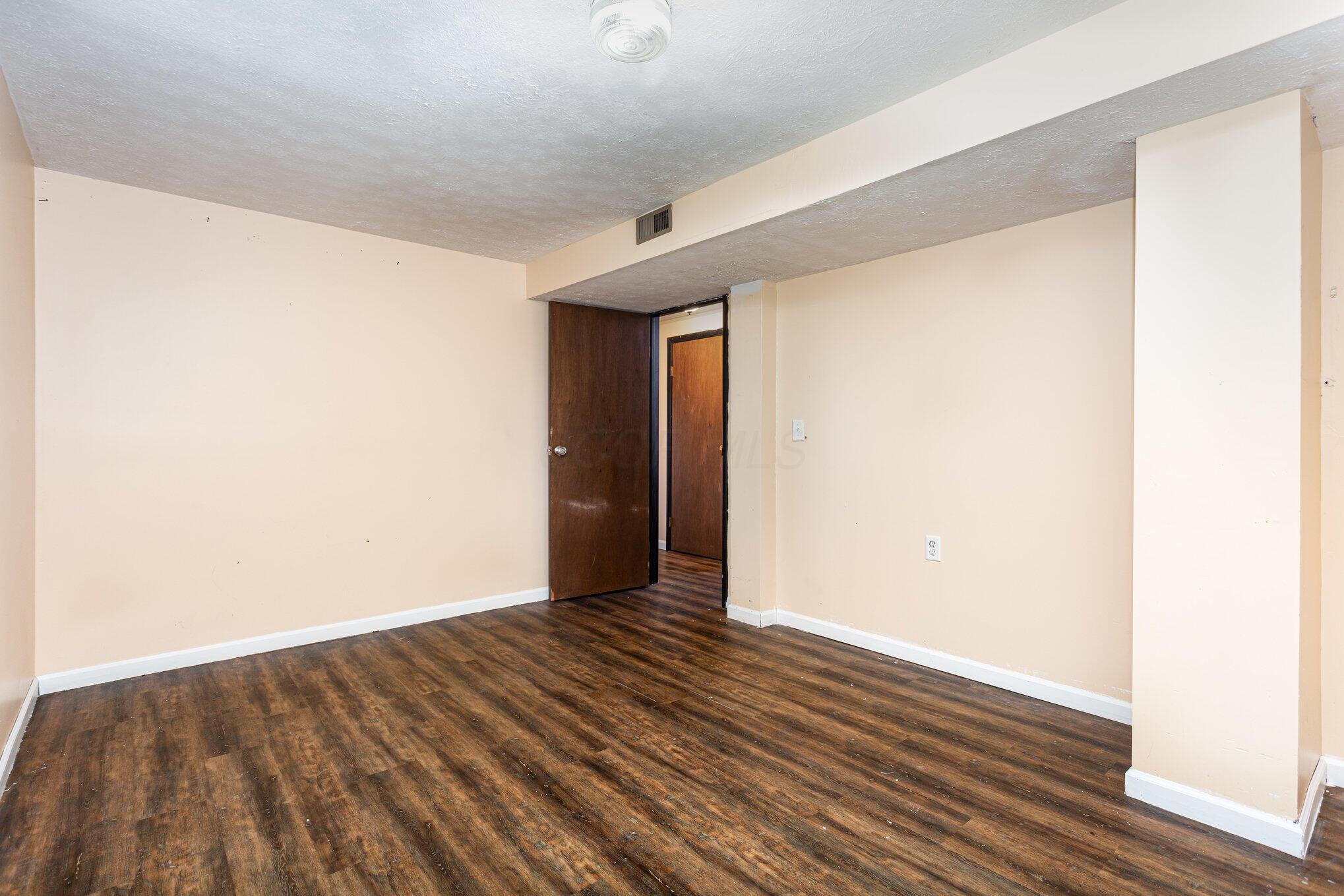 1687 Brookfield Square S Property Photo 20