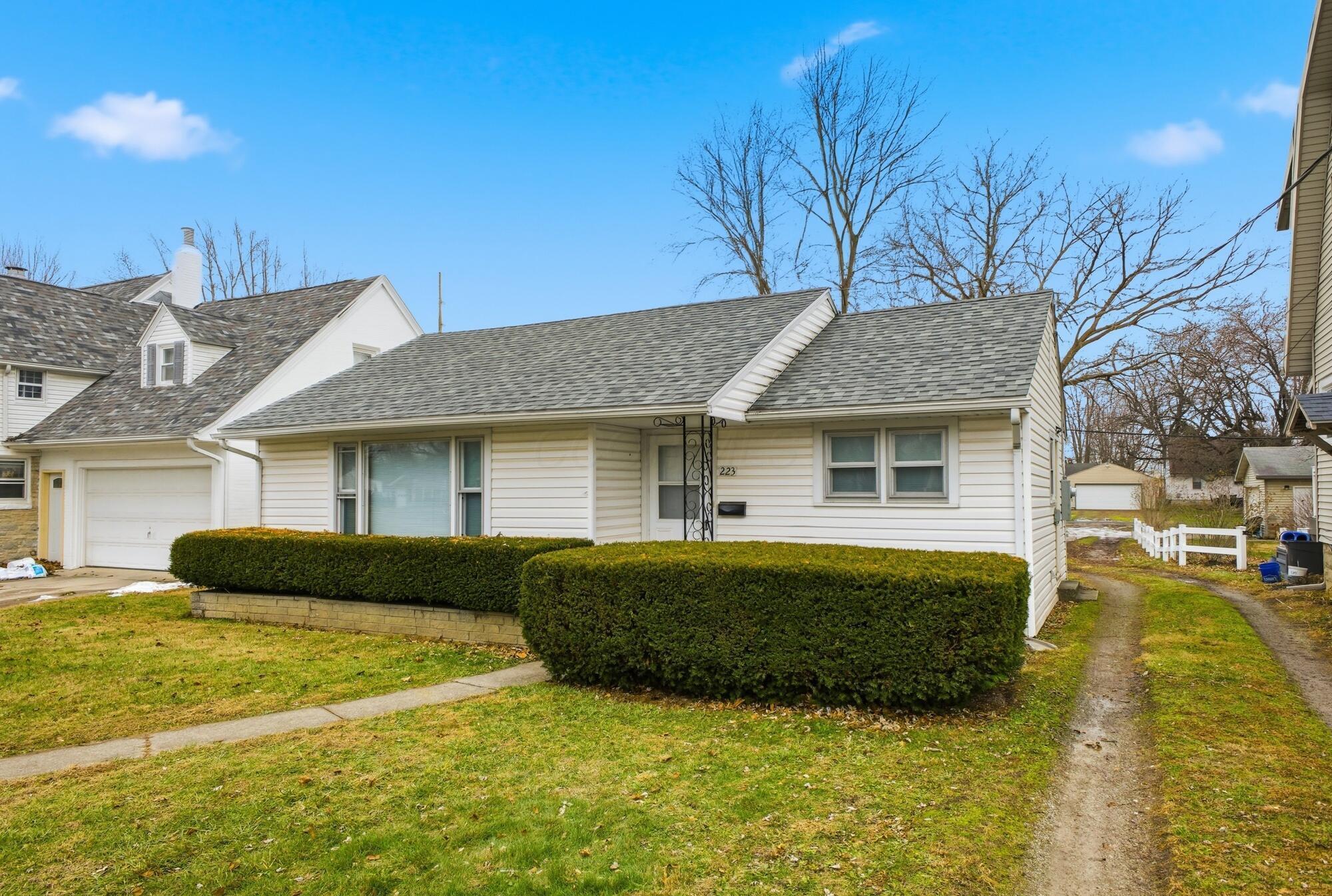 223 Forest Lawn Boulevard Property Photo 3