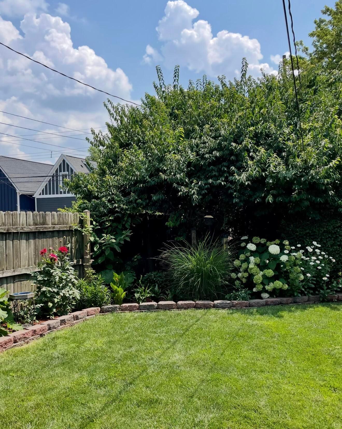 1046 Summit Street Property Photo 29