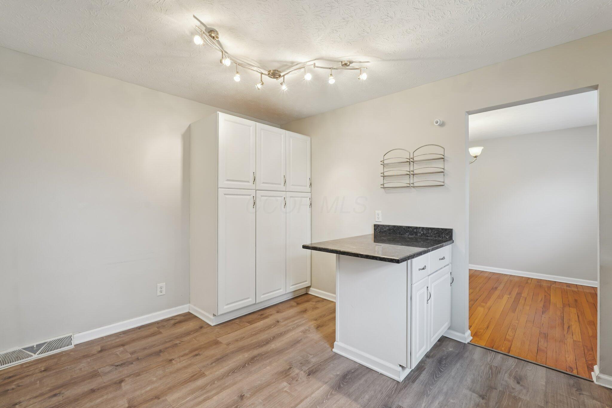 5644 Linworth Road Property Photo 13