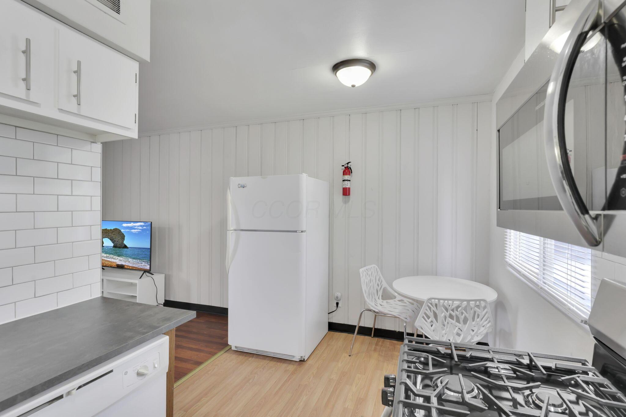27 W 8th Avenue Property Photo 17