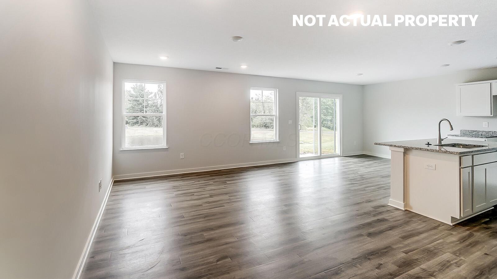 1235 Stratford Way Property Photo 3