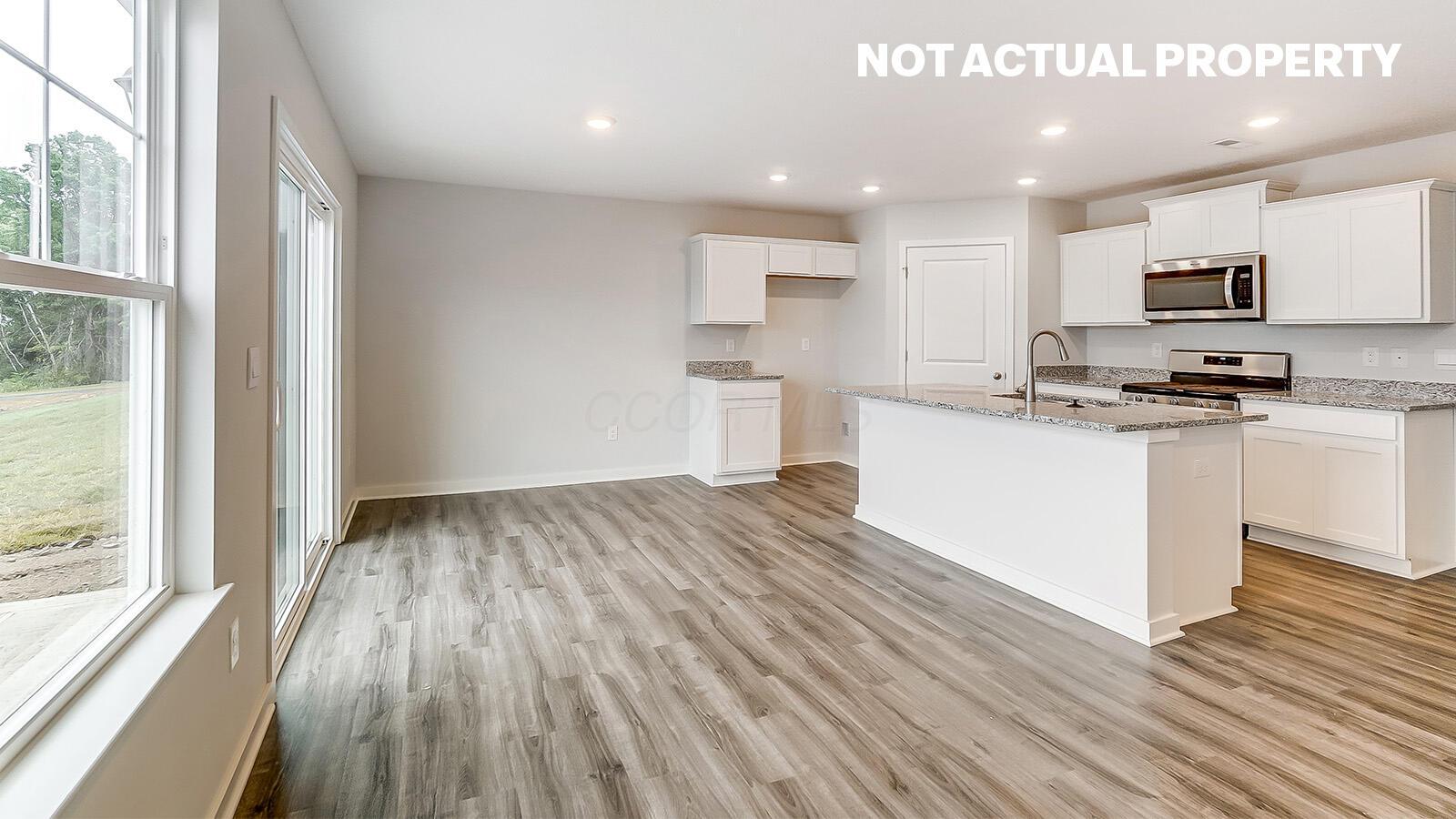 1235 Stratford Way Property Photo 6