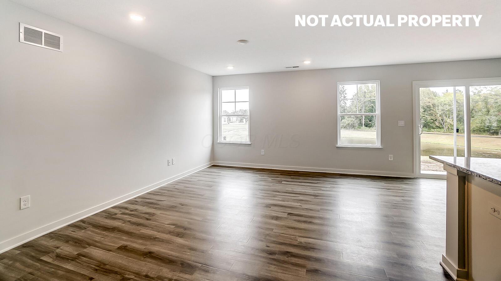1235 Stratford Way Property Photo 7