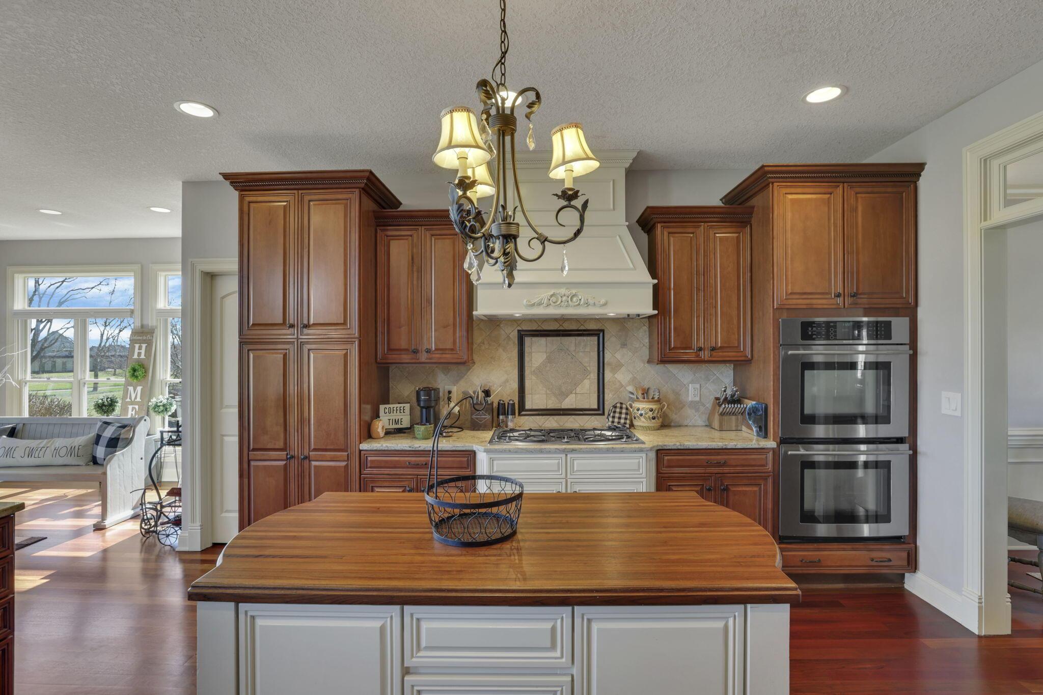 4607 Hirth Hill Road E Property Photo 11
