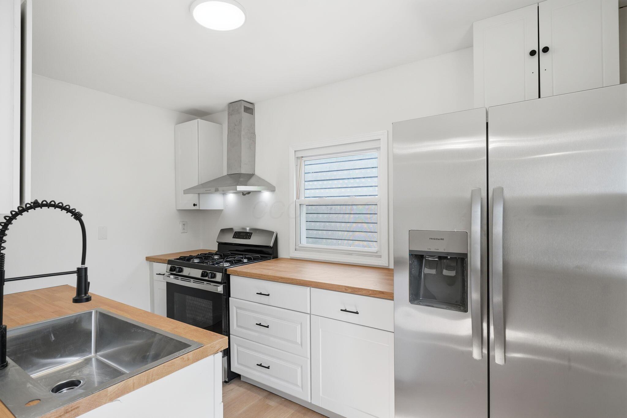1074 S James Road Property Photo 11