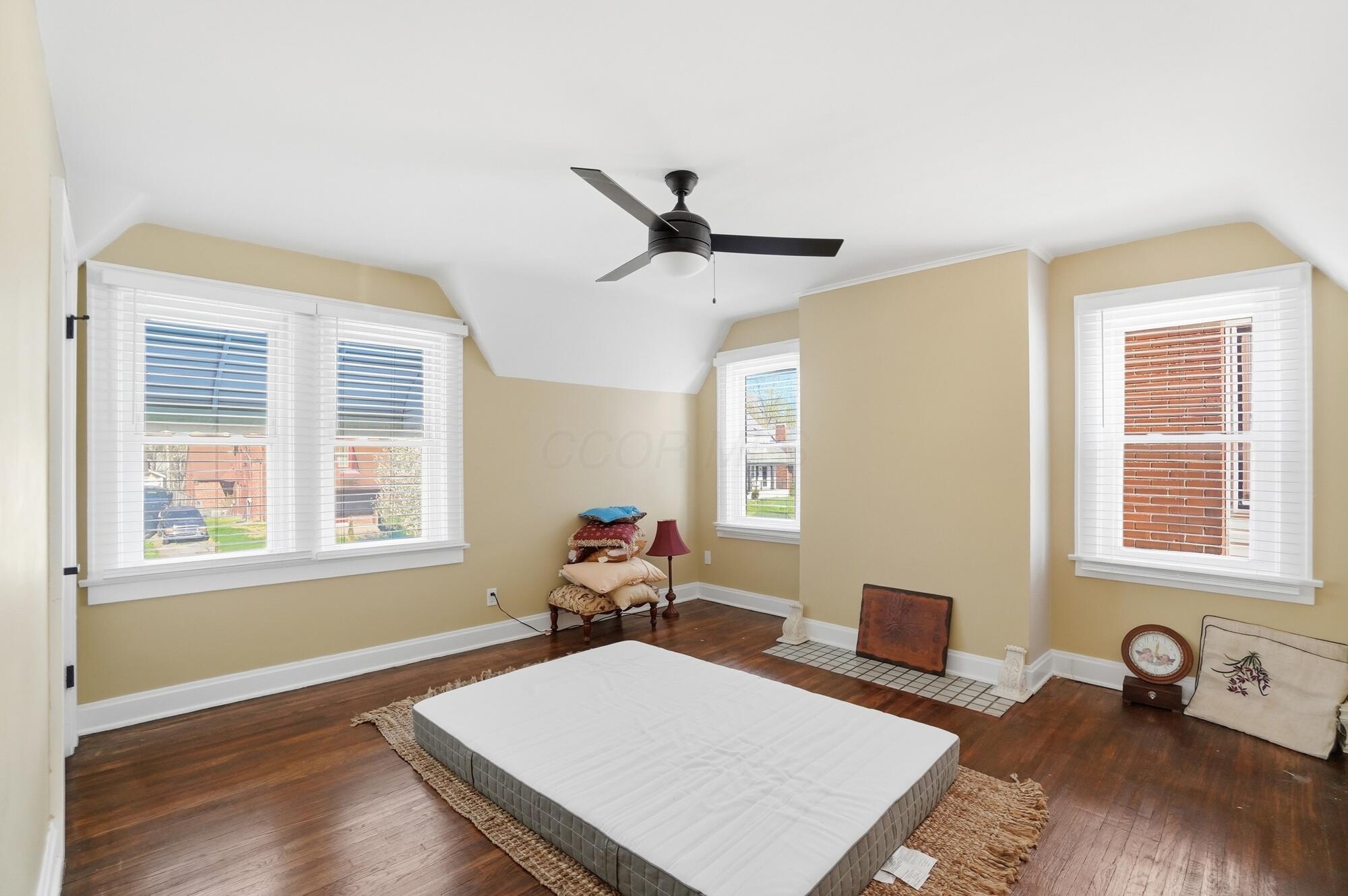 940 Kelton Avenue Property Photo 19