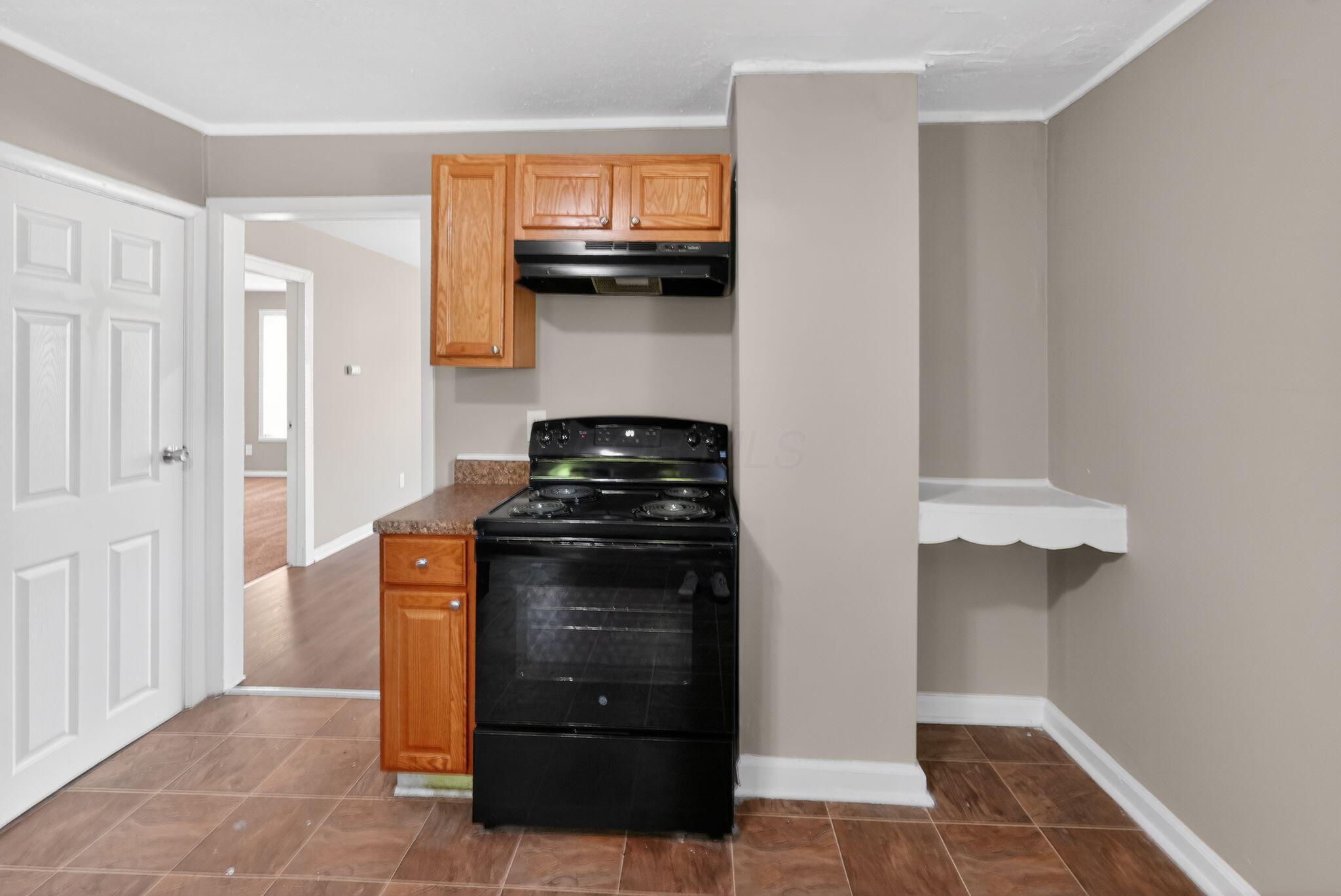 146 Wrexham Avenue Property Photo 13