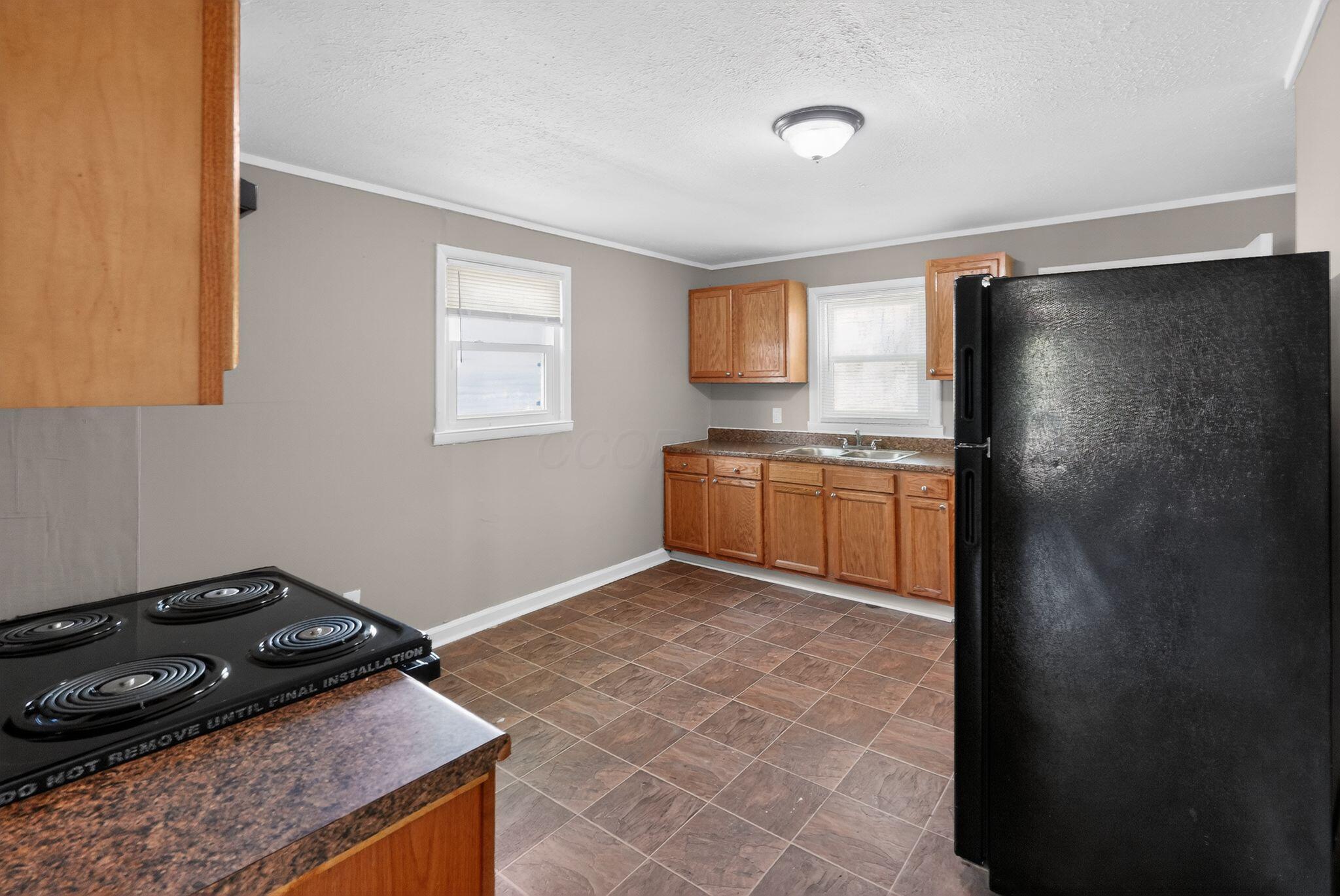 146 Wrexham Avenue Property Photo 15