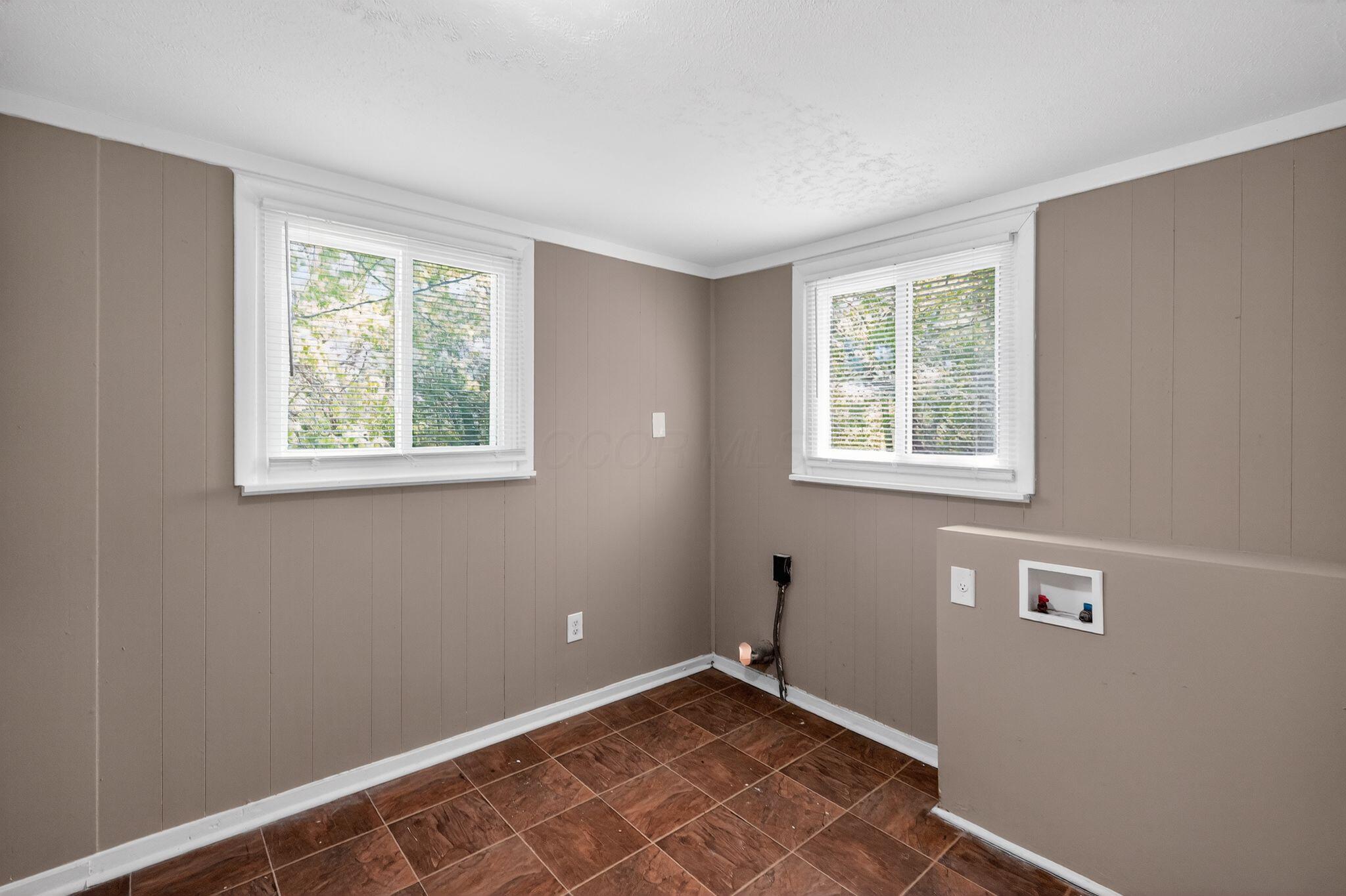 146 Wrexham Avenue Property Photo 28