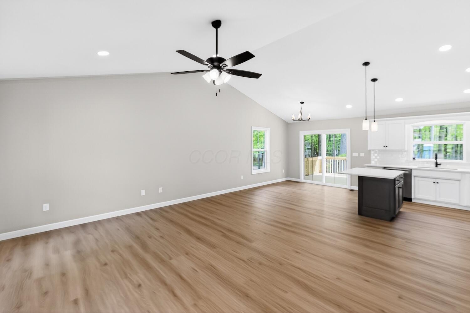 532 Floral Valley W Property Photo 3