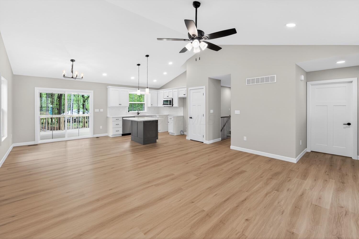 532 Floral Valley W Property Photo 4