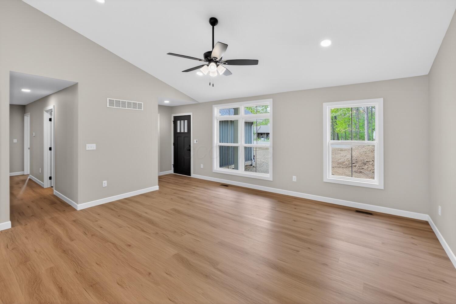 532 Floral Valley W Property Photo 5