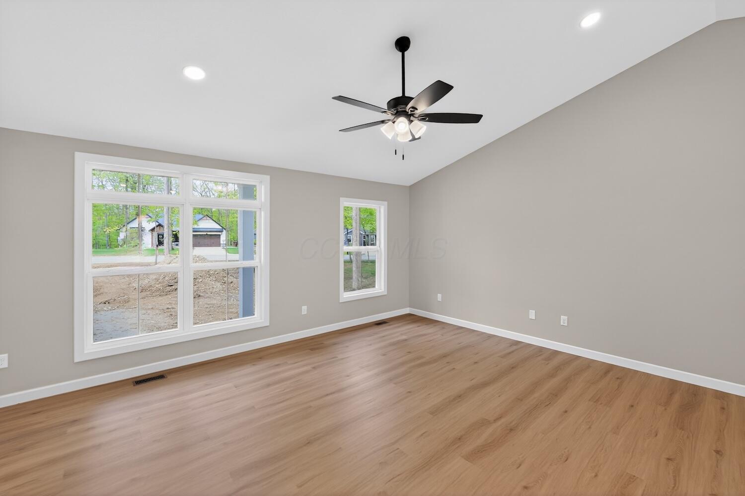 532 Floral Valley W Property Photo 6