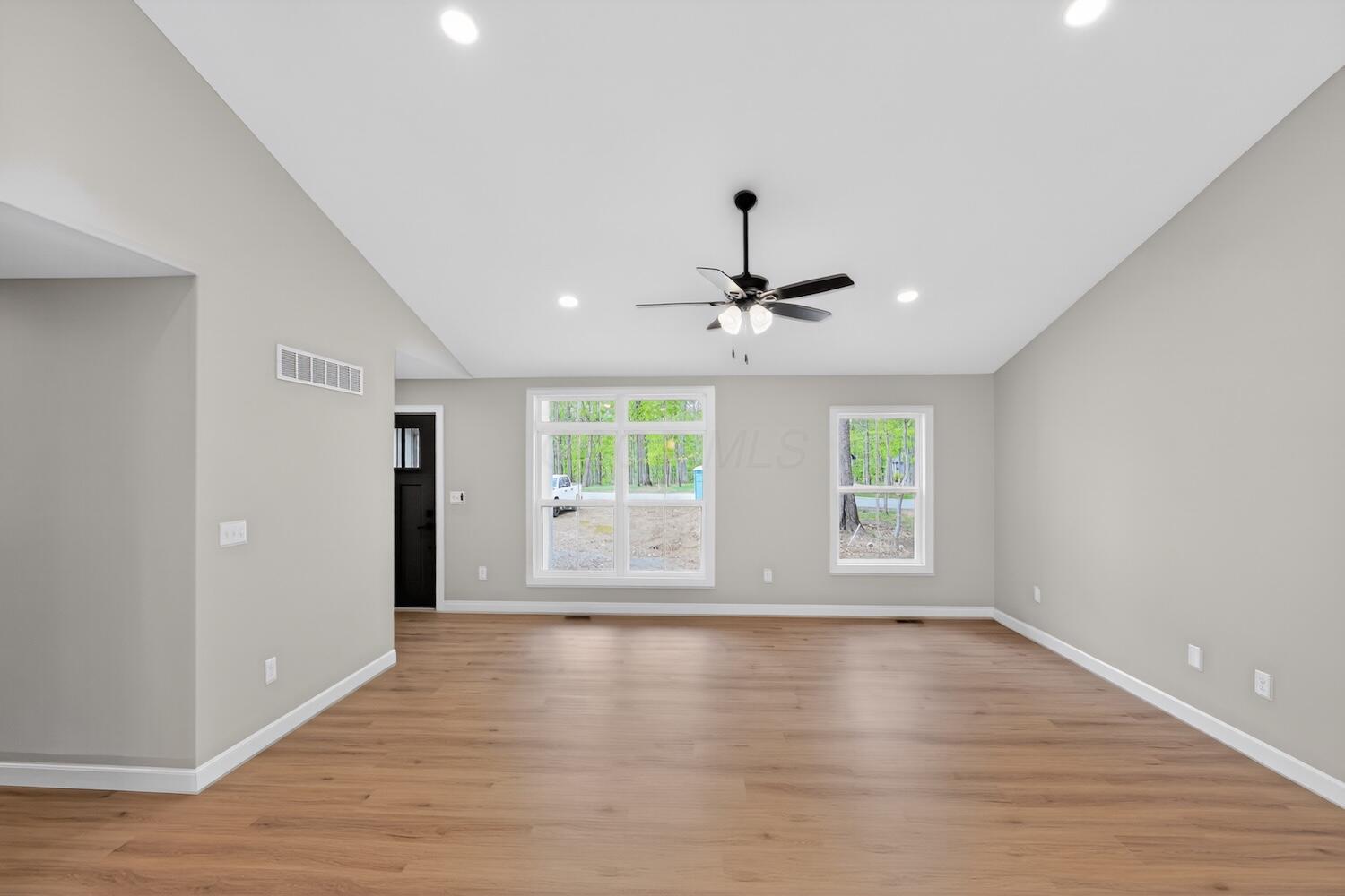532 Floral Valley W Property Photo 7