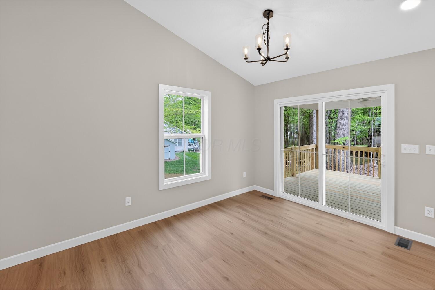 532 Floral Valley W Property Photo 9