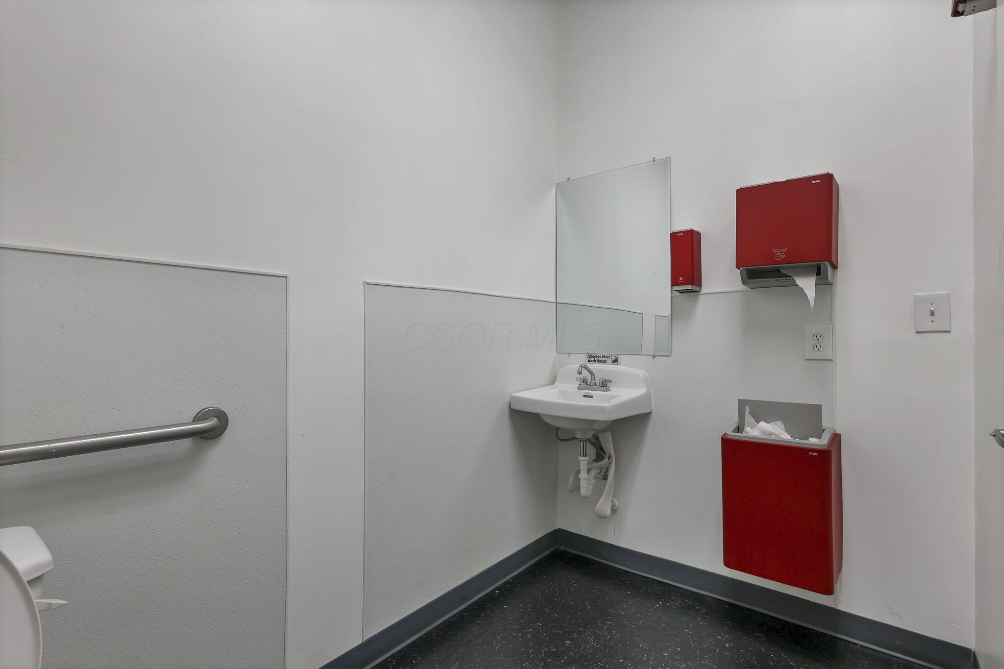 450 E Broad Street Property Photo 16