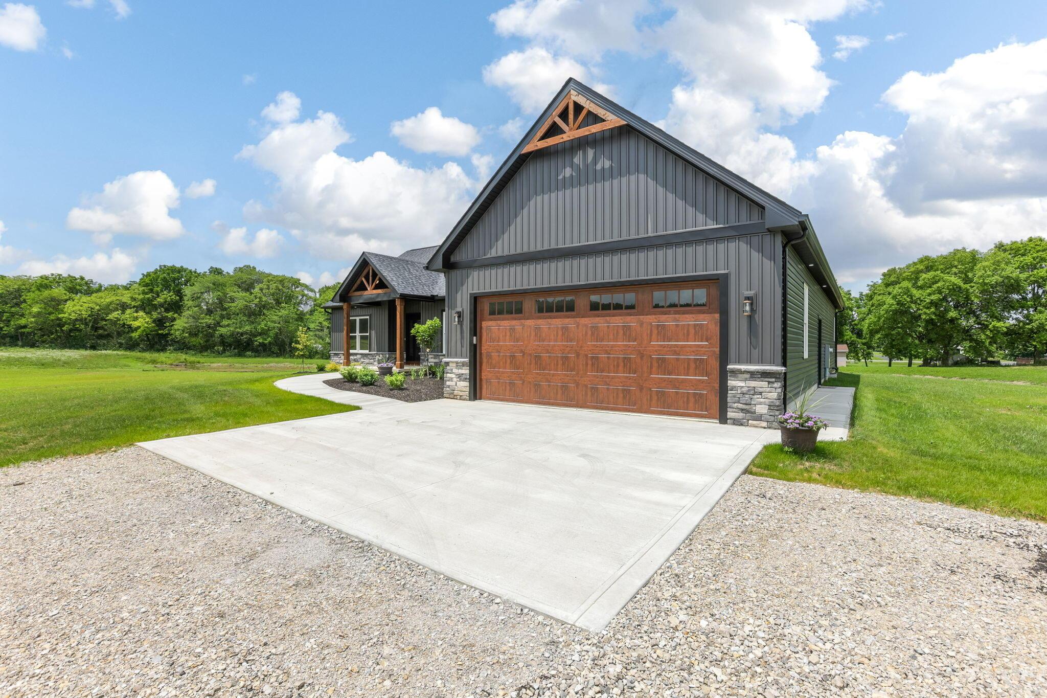 4254 Stone Hill Drive E Property Photo 4