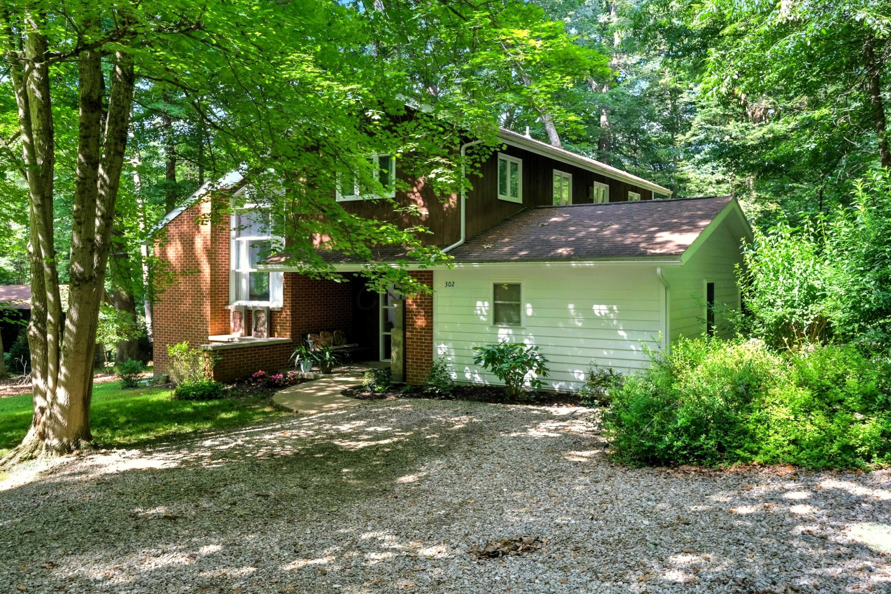 302 E Woodside Drive Property Photo 1