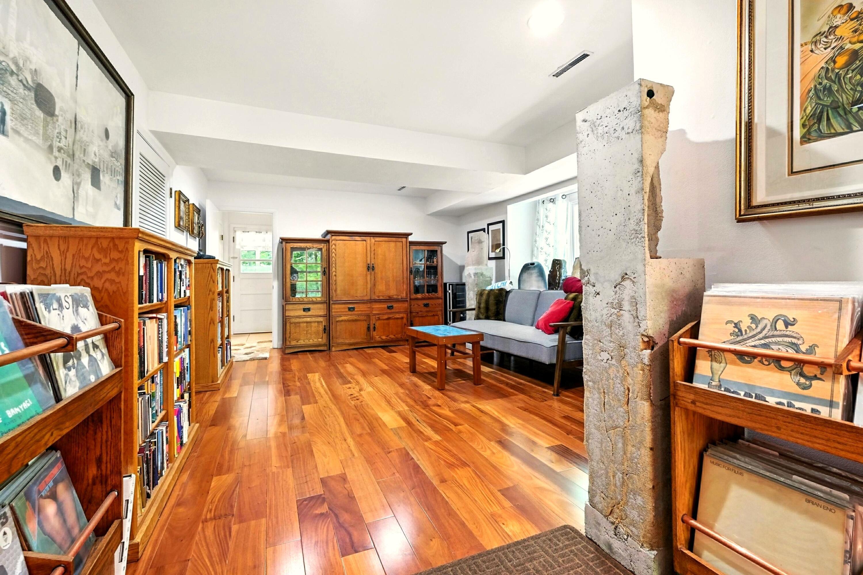 302 E Woodside Drive Property Photo 4