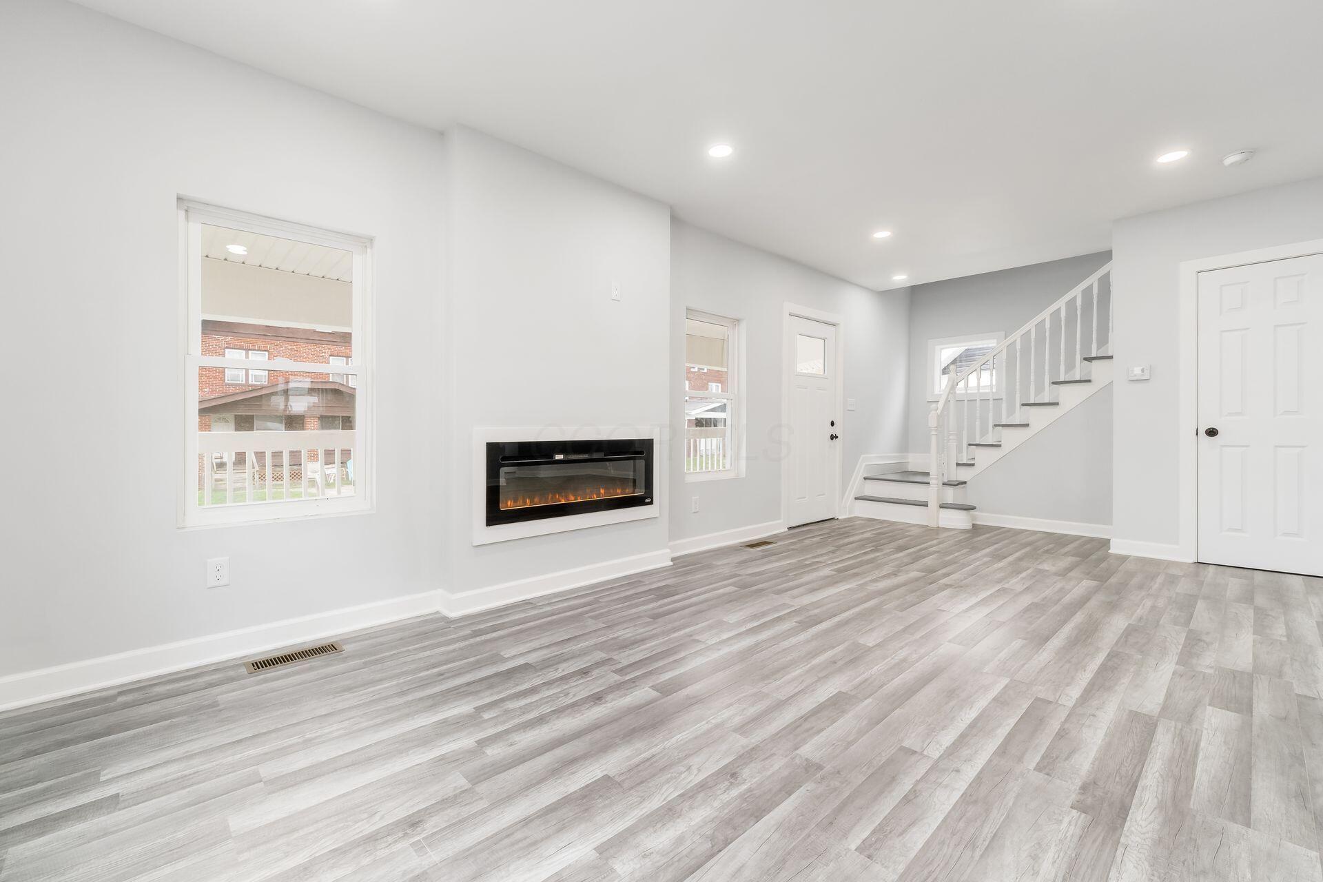 905 Carpenter Street Property Photo 4