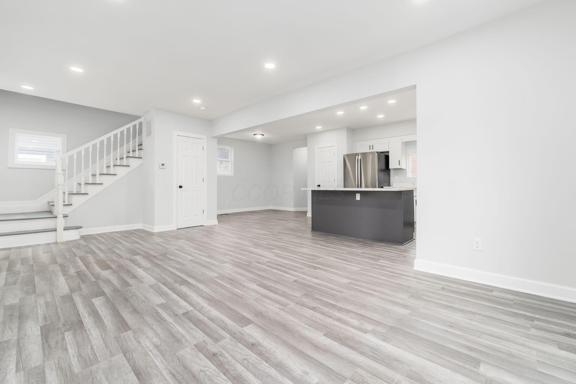 905 Carpenter Street Property Photo 5