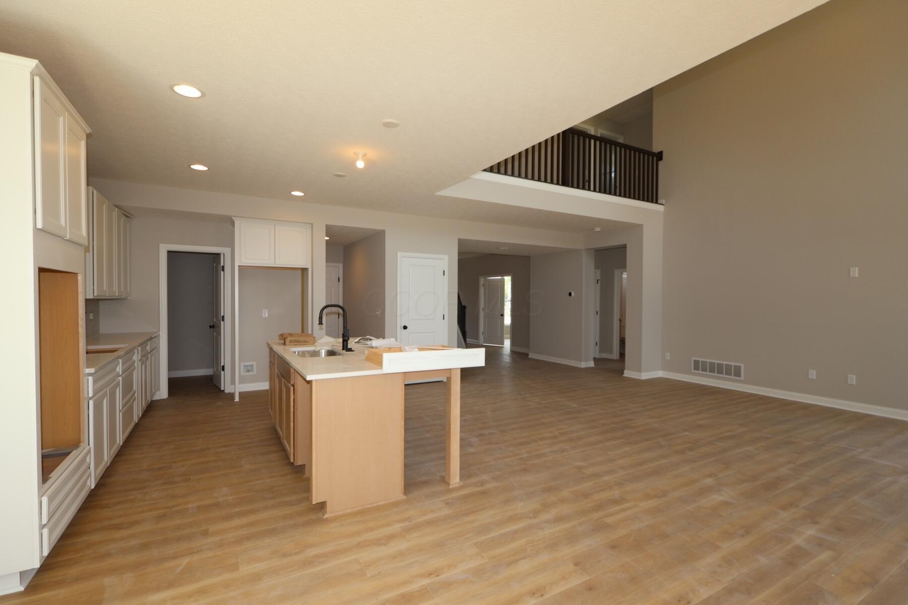 545 Fadley Loop E Property Photo 3