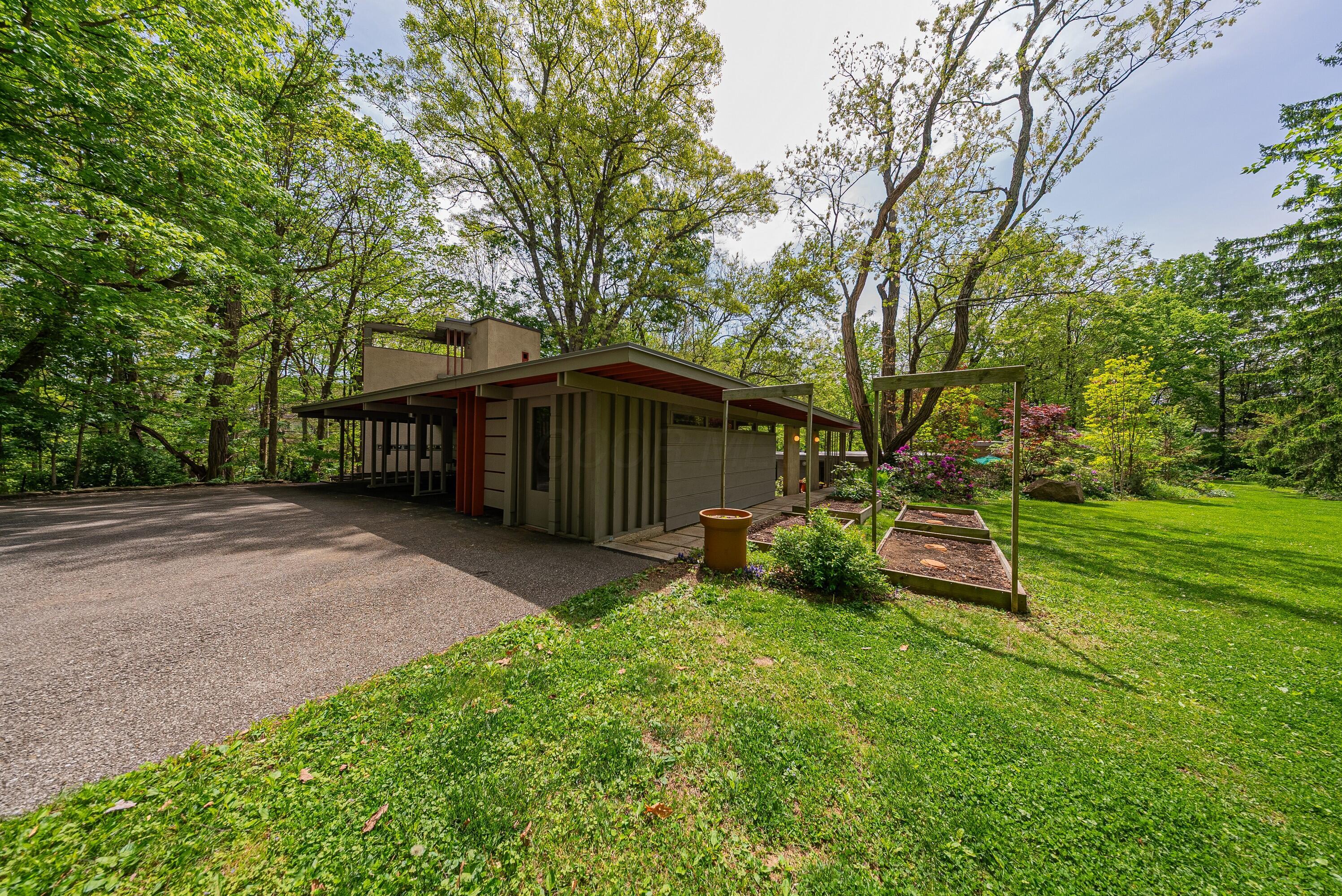 7495 E Broad Street Property Photo 4