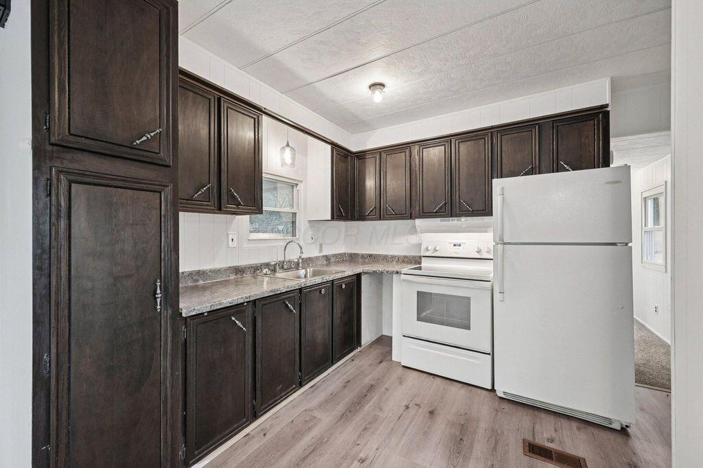 99 Hampton Ln Property Photo 12
