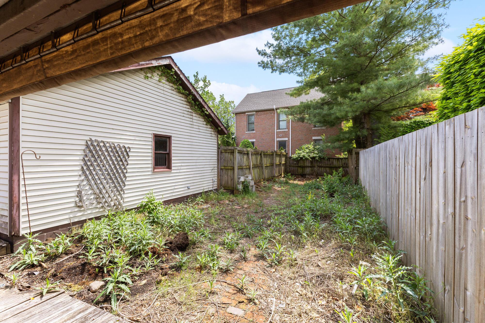 315 E Sycamore Street Property Photo 39