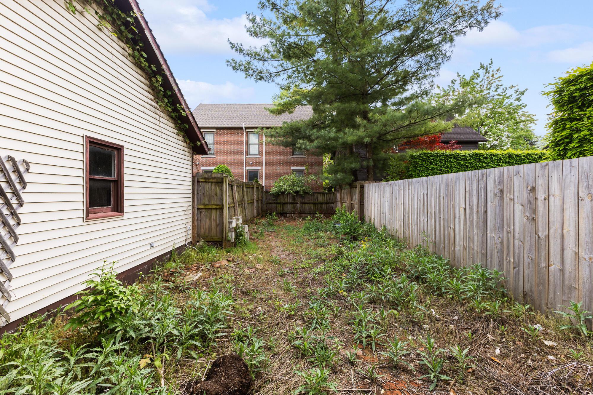 315 E Sycamore Street Property Photo 40