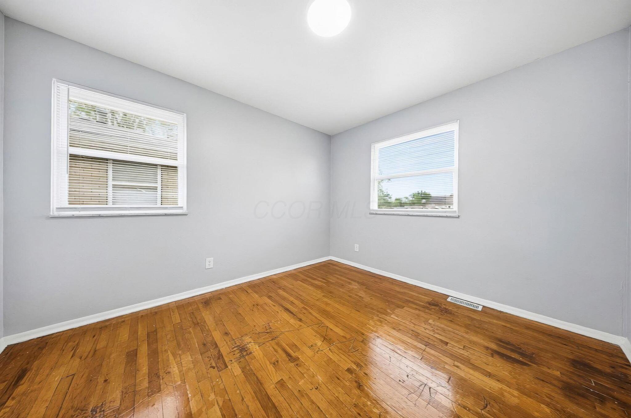 226017433 Property Photo 25