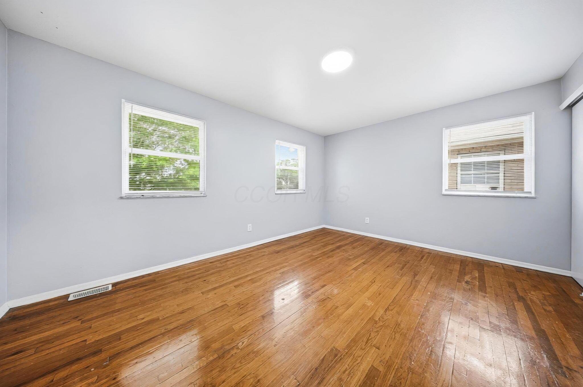226017433 Property Photo 30
