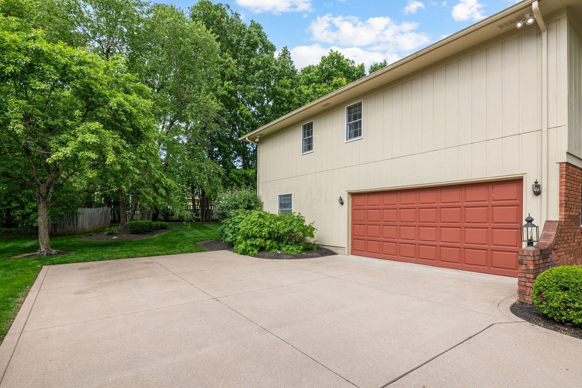 98 Walcreek Drive W Property Photo 8