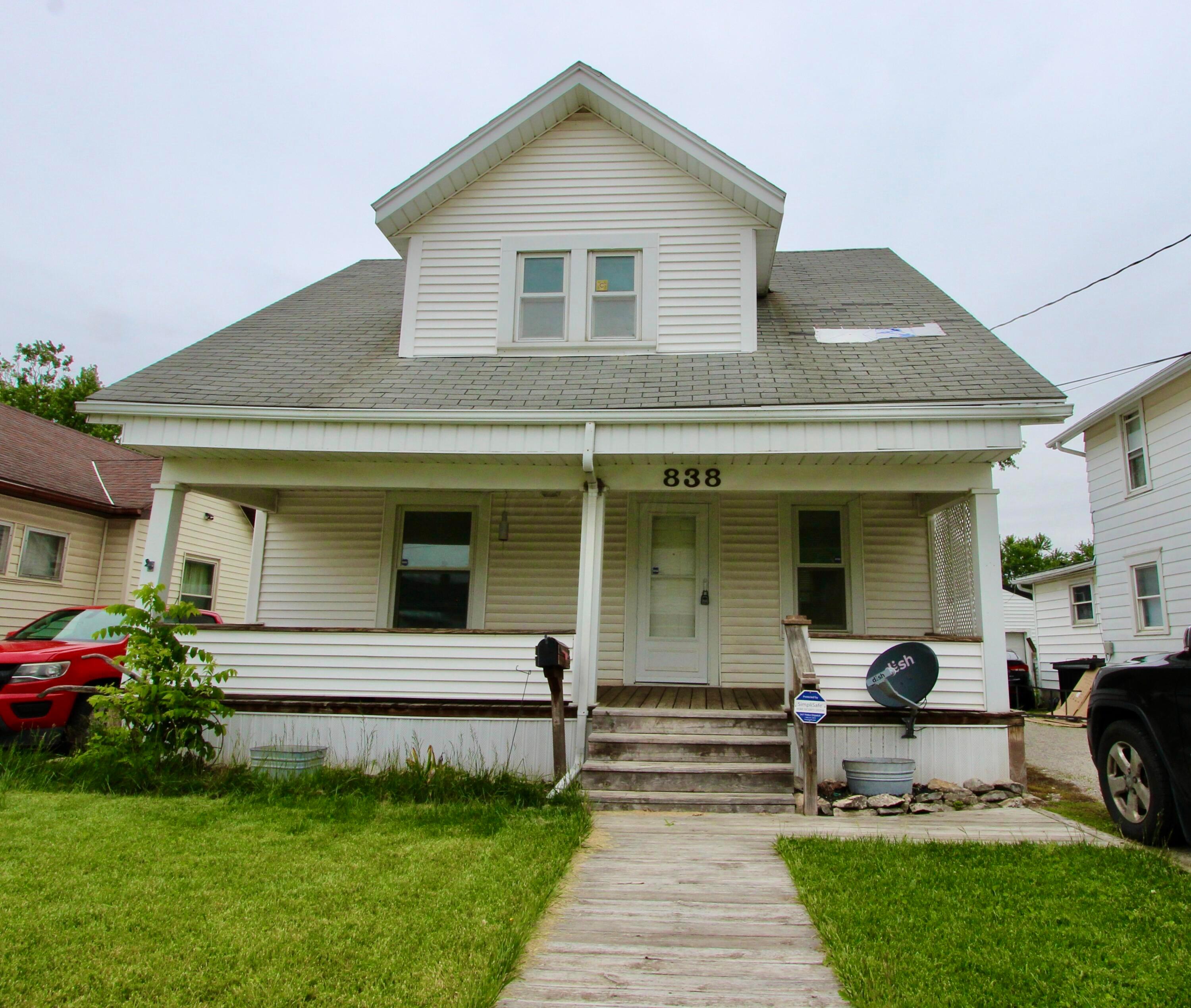 838 Oak Grove Avenue Property Photo 1